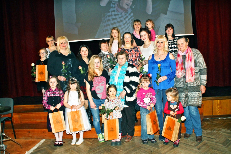 Rundāles novada fotoizstādes «Mammas un meitas» dalībnieces.
Autors: Uldis Varnevičs