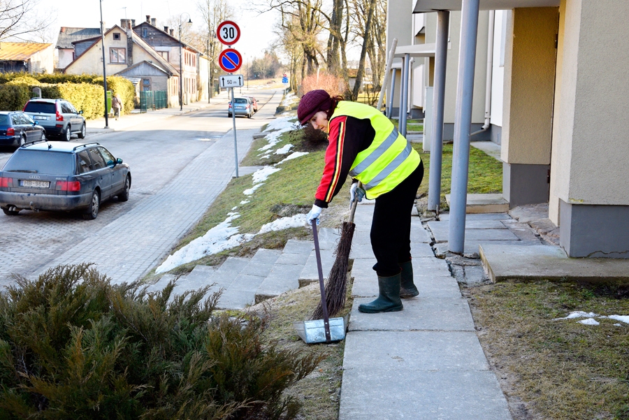 Nadežda Gulbe kopj teritoriju Plūdoņa ielas apkaimē.
Autors: Ivars Bogdanovs