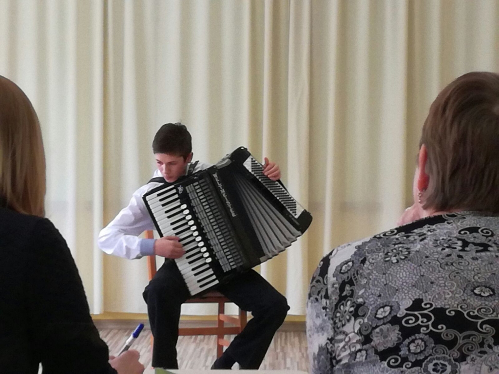 Vadims Cvetkovs konkursā izpildīja tehniski sarežģīto un muzikāli daudzveidīgo A. Žurbina skaņdarbu «Koncertburleska».
Autors: no skolas albuma