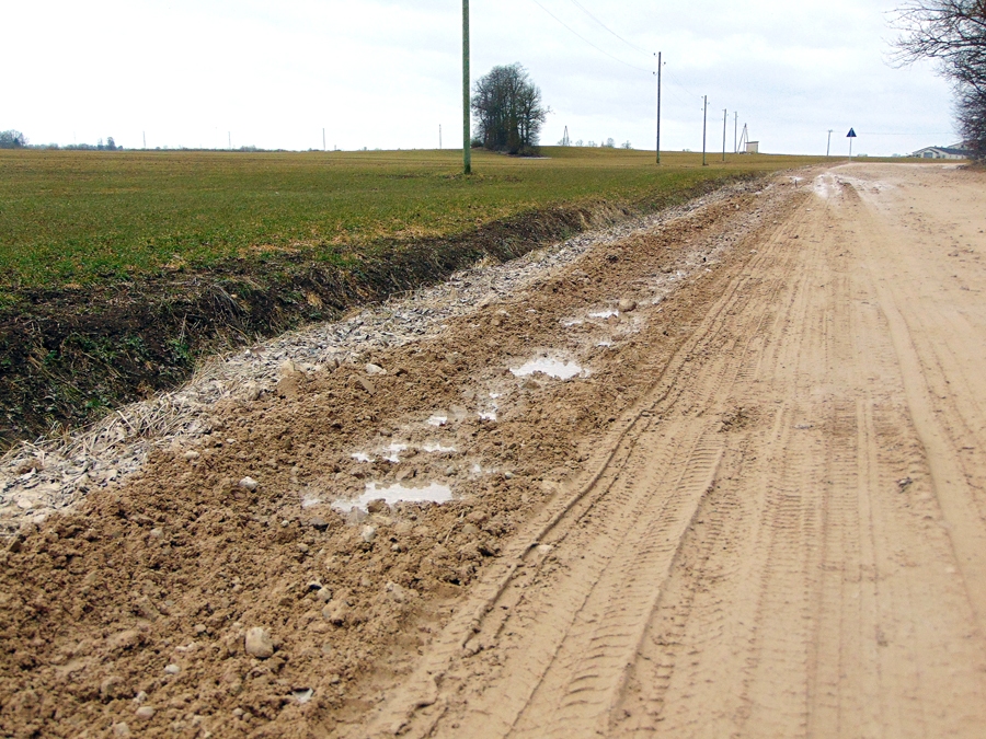 Kārtējais bezjēdzīgais remonts. Šķembas saber uz slapjas brauktuves un izlīdzina.
Autors: Vilnis Auzāns