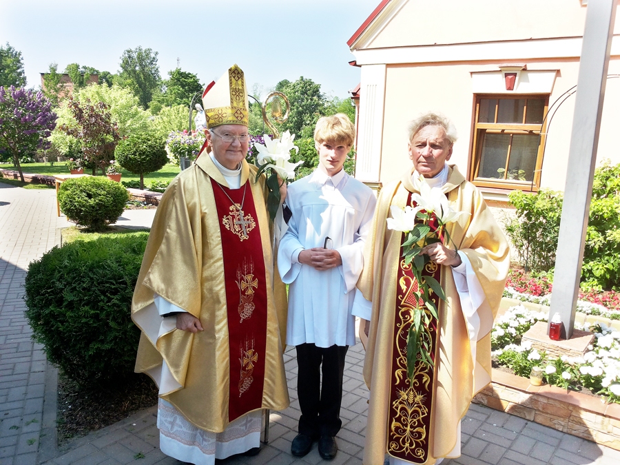 Armands Smiltiņš pēc iestiprināšanas sakramenta saņemšanas kopā ar bīskapu Antonu Justu (no kreisās) un monsinjoru Jāni Zviedrānu Bauskas katoļu baznīcas dārzā.
Autors: no albuma