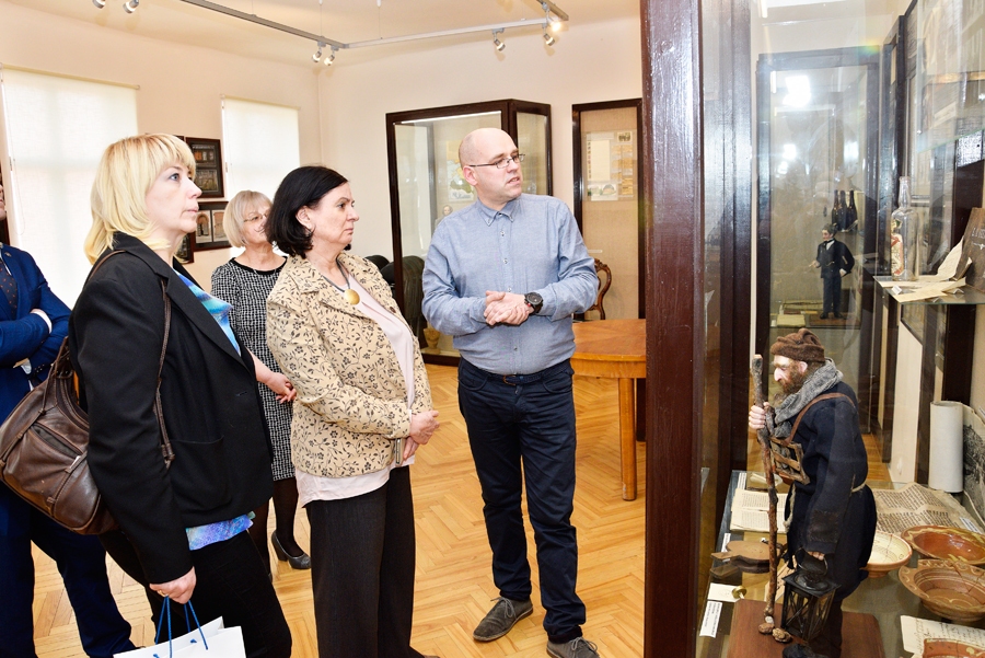 Bauskas muzeju vēstniecei Lironnei Bar-Sadē (centrā) izrādīja vēsturnieks Aigars Urtāns.
Autors: Ivars Bogdanovs