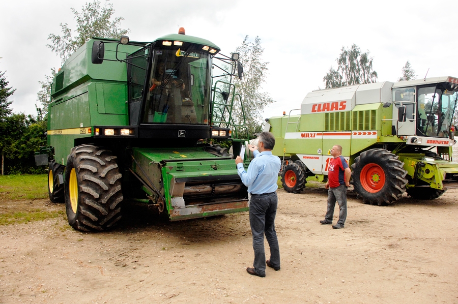 Tehniskā apskate novados ritēs gan kombainiem, gan traktoriem un pārējai lauksaimniecības tehnikai.
Autors: no «Bauskas Dzīves» arhīva