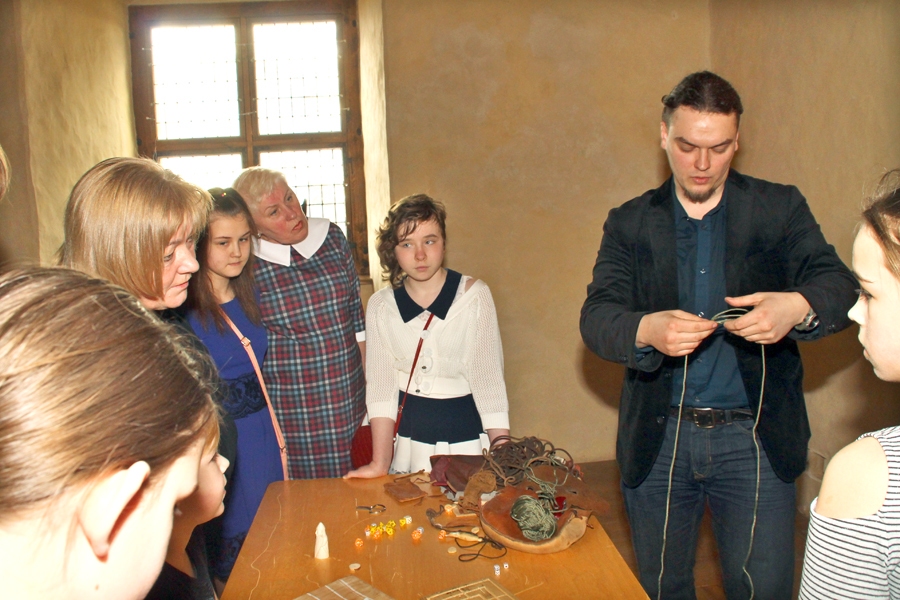 Artūra Tomsona (no labās) darbību lingas gatavošanas procesā vēro muzeja stundas apmeklētāji.
Autors: Uldis Varnevičs