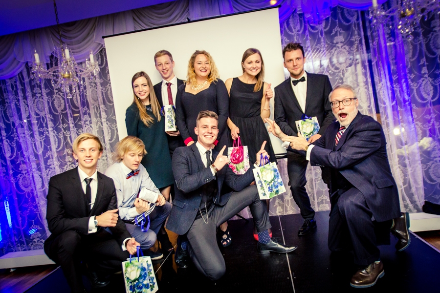 Roberts Briņķis (centrā) apbalvošanas banketā ar kompānijas prezidentu (no labās).
Autors: no personiskā albuma