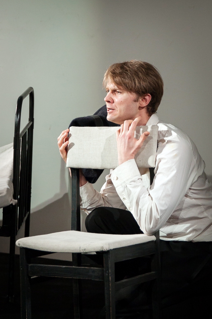 Skats no izrādes. Padega lomā – aktieris Mārtiņš Upenieks.
Autors: no MMAF albuma.