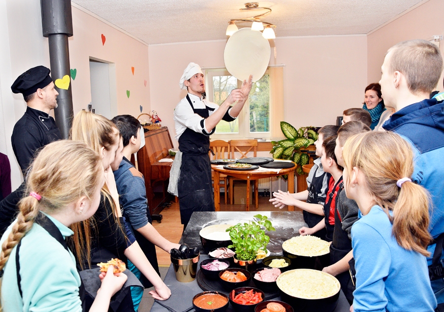 Jānis Gaveika priecēja bērnus ar fantastiskiem priekšnesumiem – picas mīkla tika mesta gaisā, žonglēta aiz muguras un pat zem kājas.
Autors: Ivars Bogdanovs