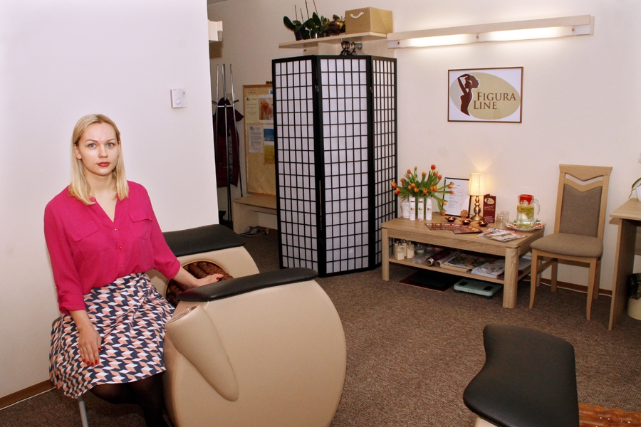 Mirdza Gasiņa pārbauda, vai masāžas ierīces ir iesildītas, lai klientiem būtu patīkamāk.
Autors: Uldis Varnevičs