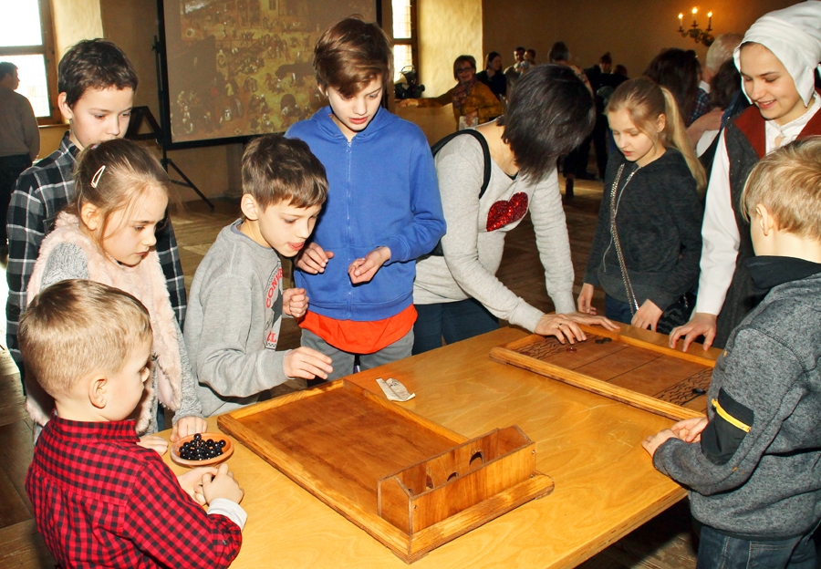 Bērni un pieaugušie aizrautīgi izmantoja iespējas uzspēlēt seno laiku spēles.
Autors: Uldis Varnevičs