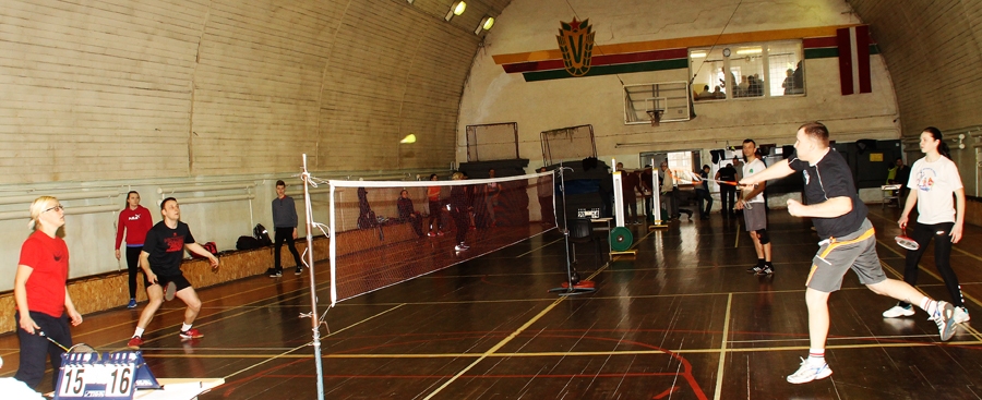 Ceraukstieši Kitija Kizne un Alberts Bajārs (laukumā pa kreisi) badmintonā piekāpās Gailīšu vienībai – Egilam Bulam un Elīnai Ķirķelei (labajā pusē) – grupas spēlē, bet finālā spēja uzvarēt.
Autors: Uldis Varnevičs