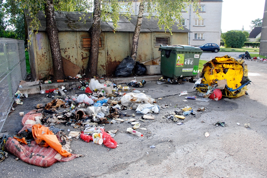 Atkritumu dedzināšana, kas vienlaikus izšķērdē resursus un piesārņo vidi, pēdējā laikā vairākkārt novērota Bauskā.
Autors: no «Bauskas Dzīves» arhīva.