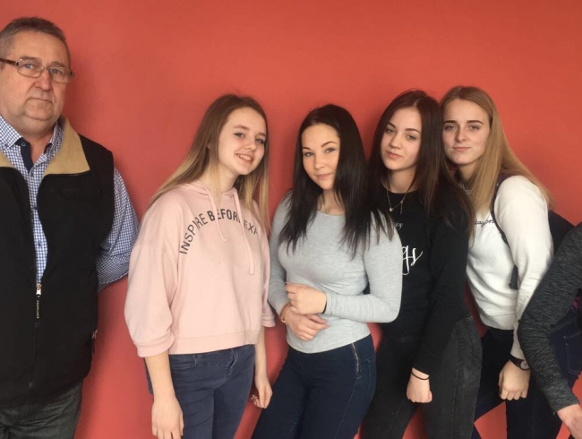 Bauskas pamatskola pieteikusi komandu «Hačoki», tās sastāvā ir skolotājs Ilgonis Abramčiks, Marta Ābele, Luīze Tihanova, Nikola Kalniņa, Herta Minkeviča un Reinis Sūna.
Autors: fizmix.lv