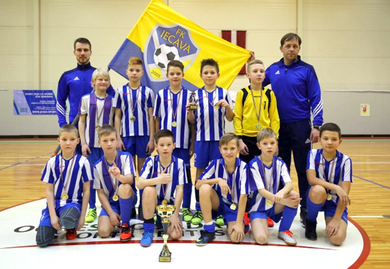 Latvijas čempioni FK «Iecava» kopā ar treneriem Raimondu Aleksandrovu (no labās) un Nauri Smaļķi.
Autors: no FK «Iecava» mājaslapas