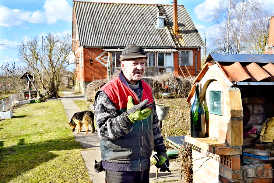 Modrim Tauriņam pie dārza kamīna liela pudele, kurā reiz bijis šampanietis. To kopsaimniecības laikos lietuvieši dāvājuši pateicībā, ka rainieši viņiem traktoru rezerves daļas gādājuši.
Autors: Ivars Bogdanovs