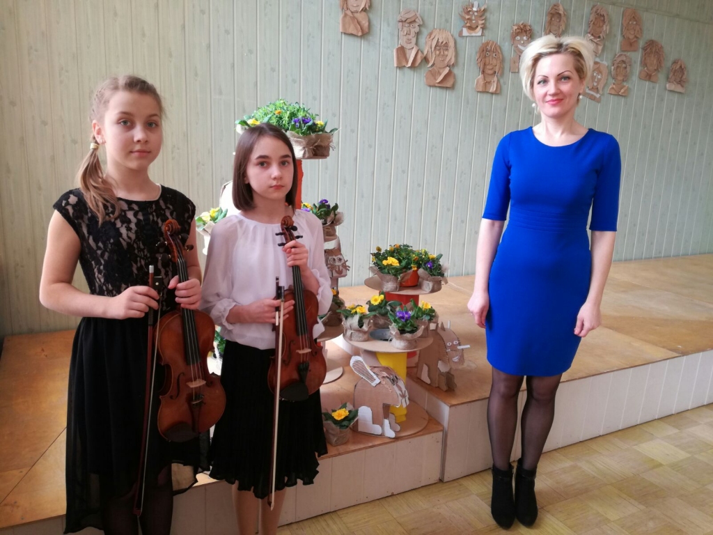 Vijolnieces Ance Ūdre (no kreisās), Līga Vaivare un viņu skolotāja Evija Bonāte.
Autors: No albuma.