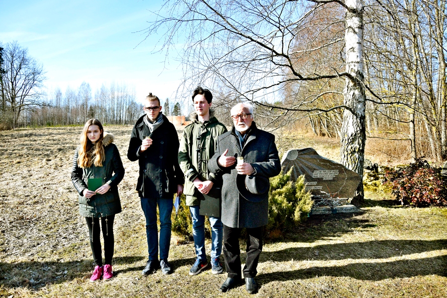 Skaistkalnes vidusskolas audzēkņi un pedagogi kopā ar režisoru Jāni Streiču pie piemiņas akmens veltīja klusuma brīdi 1949. gadā represētajiem.
Autors: Ivars Bogdanovs