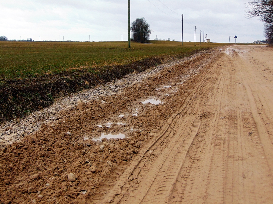 Saimniekiem iesaka smagās kravas pievest ar mānīšanos, piemēram, aizsedzot lieguma zīmes.
Autors: no «Bauskas Dzīves» arhīva.