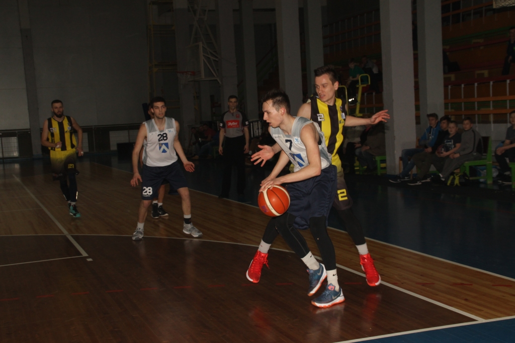 Elmārs Arcimovičs (ar bumbu) un Niks Konstantīns Dibets (28. numurs) veiksmīgi iesaistījās spēlē no rezervistu soliņa.
Autors: Uldis Varnevičs