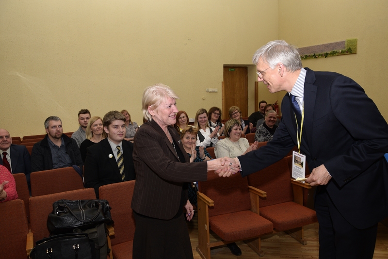 Krišjānis Kariņš apsveic Jadvigu Šlosbergu ar iegūto balvu.
Autors: Ivars Bogdanovs