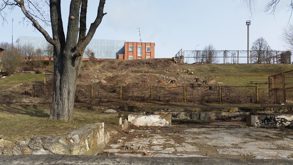 Daudzfunkcionālās sporta halles apbūves laukums ir 1715,53 m2, kopējā stāvu platība 5896 m2.
Autors: www.bauskasdzive.lv