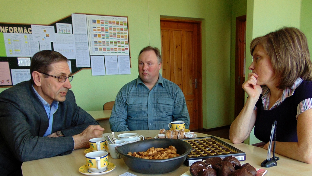 Saeimas deputāts Rihards Melgailis (no kreisās) sarunā ar skolas direktori Solvitu Puteli un biedrības «Mežgaļu pamatskolas atbalsta biedrība» vienu no vadītājiem Salvi Kalniņu.
Autors: Vilnis Auzāns