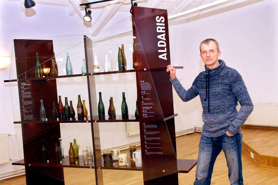 Uldis Veršūns izstādē izvietojis aptuveni 120 senu alus pudeļu.
Autors: Uldis Varnevičs