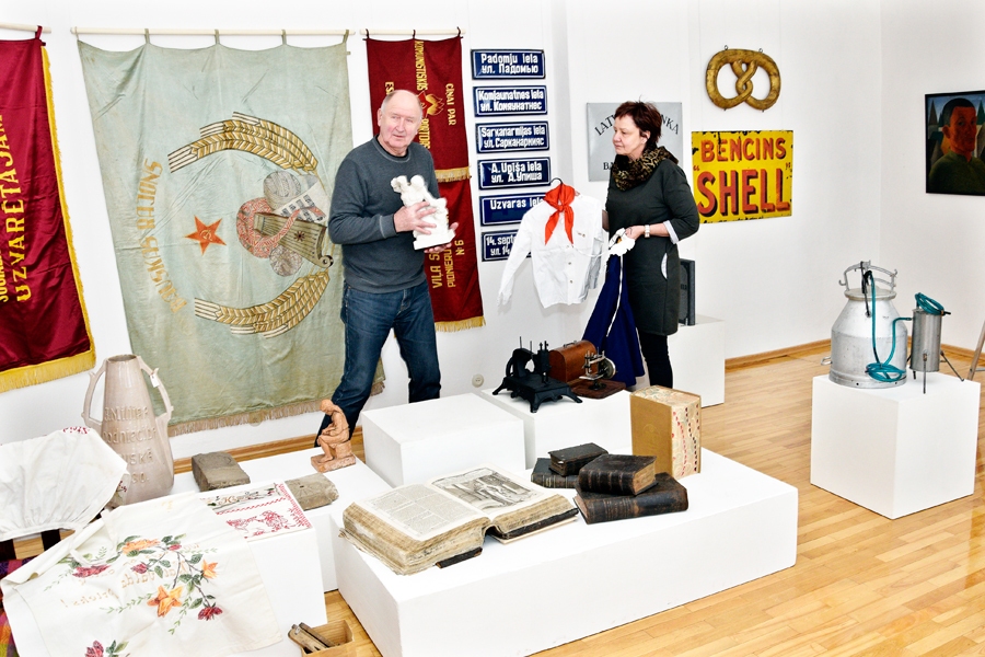 Jubilejas izstādi iekārto Ilga Balode un Jānis Mizišs.
Autors: Ivars Bogdanovs