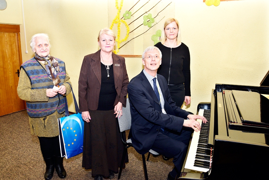 Izlozes veiksminieki Broņislava Cine (no kreisās), Jadviga Šlosberga un Sandra Arāja kopā ar Eiropas Parlamenta deputātu Krišjāni Kariņu.
Autors: Ivars Bogdanovs