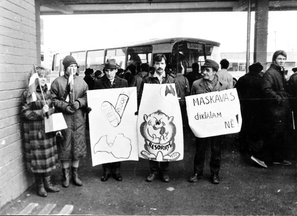 Vides aizsardzības kluba (VAK) aktīvisti Atmodas laikā bija VDK čekistu uzraudzībā. Attēlā – VAK Bauskas nodaļas dalībnieki autoostā pirms došanās uz piketu Rīgā 1988. gada rudenī vai 1989. gada pavasarī.
Autors: no Bauskas muzeja arhīva