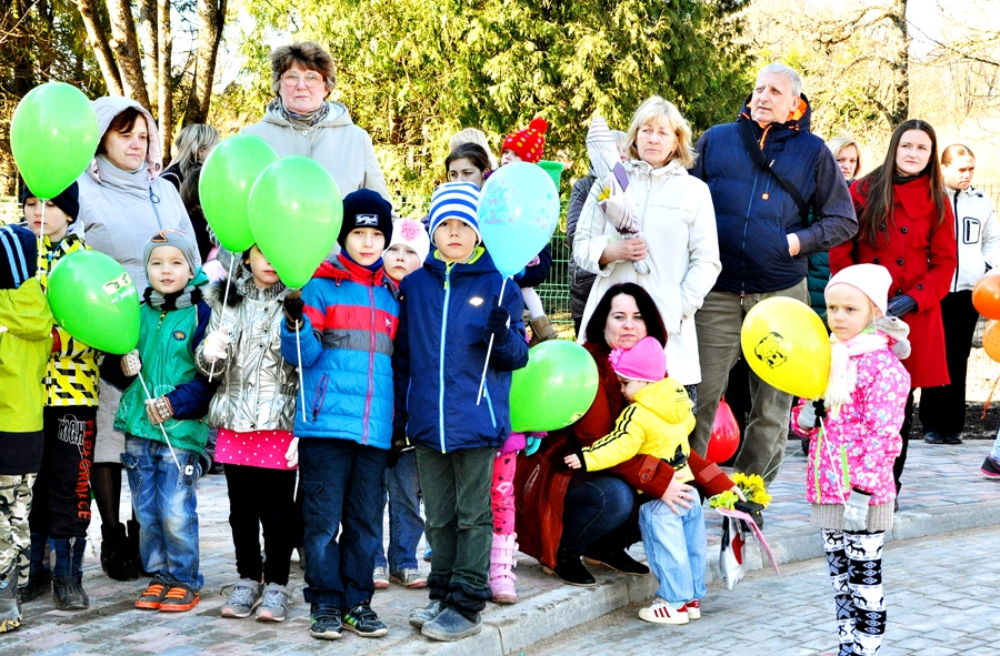 Jauno grupu «Lapsiņas» un «Pūcītes» audzēkņi, viņu vecāki un vecvecāki bērnudārza ēkas atklāšanas sarīkojumā.
Autors: Žanna Zālīte