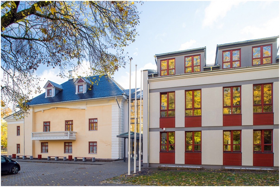 Mūzikas un mākslas skolas ēka ar jauniešu un dienas centra «Iecavnīca» telpām senākajā daļā ir pabeigta, taču solītais Eiropas fondu finansējums te izmantots maz.
Autors: no «Bauskas Dzīves» arhīva.