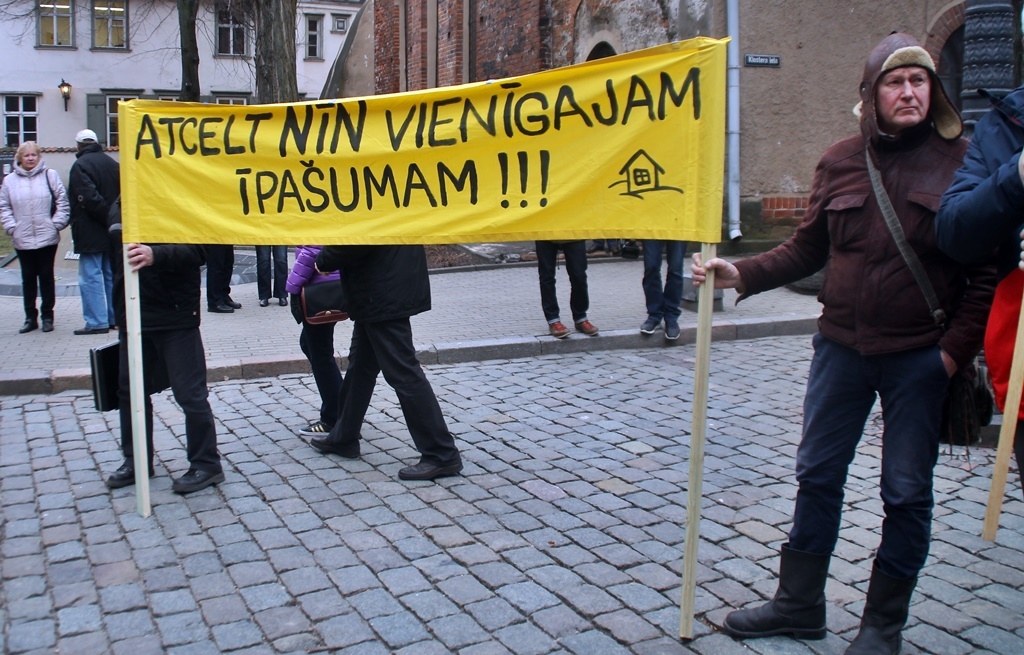 Pirmdien, 27. martā, pie Latvijas Republikas Saeimas ēkas notika tautas sapulce par nekustamā īpašuma nodokļa (NĪN) atcelšanu vienīgajam mājoklim Latvijā.
Autors: Uldis Varnevičs