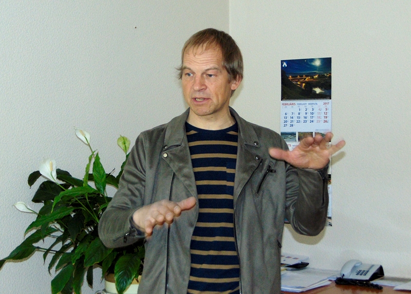 Tēlnieks Ģirts Burvis: «Dolomīts ir Bauskas pusei raksturīgs materiāls, ko pilsētnieki jau iepazinuši Plūdoņa pieminekļa pakājē. Būtu labi vecpilsētā vides objektos, kur vien iespējams, to turpināt izmantot.»
Autors: Vilnis Auzāns