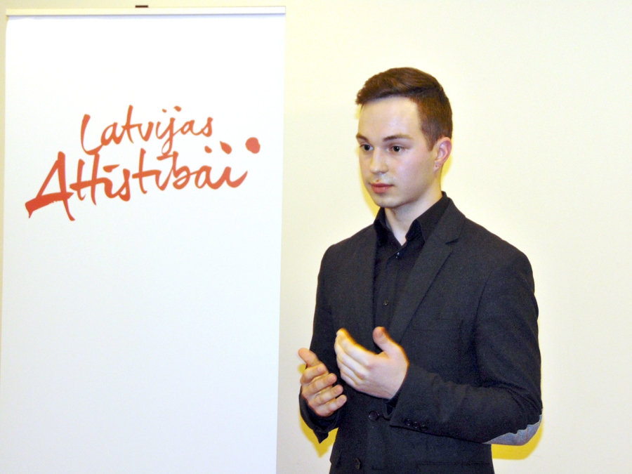 Partijas «Latvijas attīstībai» valdes loceklis baušķenieks Artūrs Toms Plešs: «Bauskas novads ir nobriedis pozitīvām pārmaiņām, taču līdz šim pie varas esošie nav bijuši spējīgi šādas pārmaiņas iedzīvotāju labā īstenot.»
Autors: Vilnis Auzāns