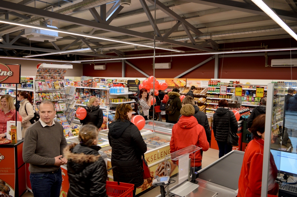 Pirmajiem pircējiem dāvanā tika baloni.
Autors: NIKOLAJS ŠEVIRJOVS