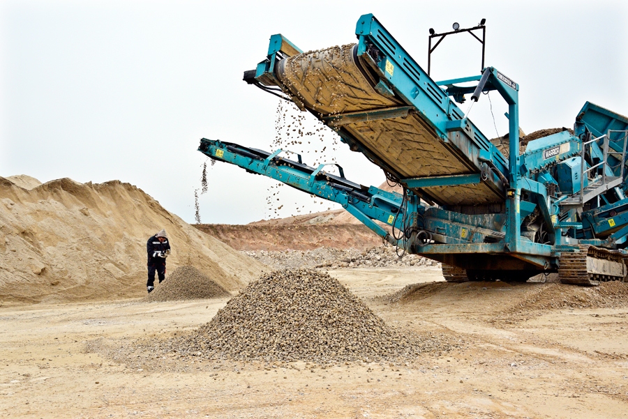 Karjerā «Jaunbemberi» dolomīta slāņa spridzināšana ilgst vien dažas sekundes. Pēc tam ilgi un cītīgi strādā drupinātājs, kas lielos gabalus «sagrauž» šķembās.
Autors: Ivars Bogdanovs