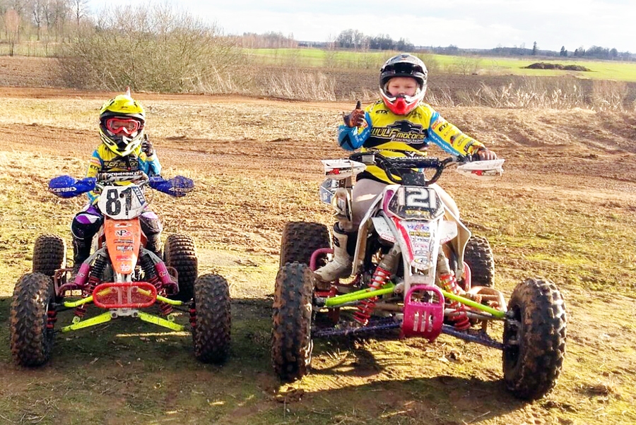 Jaunās sportistes Elva (no kreisās) un Līva Zuzes ir gatavas startēt vasaras sezonas mačos.
Autors: no personiskā albuma