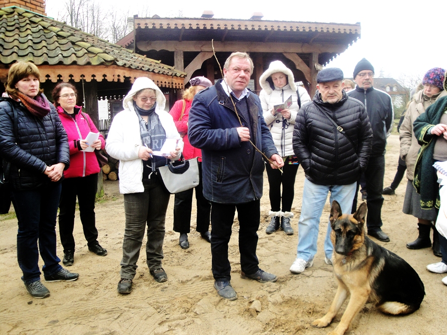 Uzņēmēju Miroslavu Angieļčuku ar viesu grupu uzticīgi pavadīja četrkājainā draudzene Roza.
Autors: Mārīte Ozoliņa