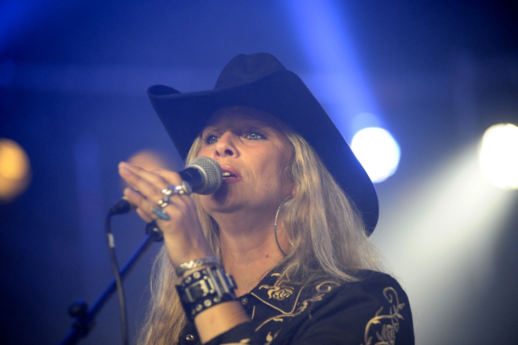 Danni Leiha no ASV kantrimūzikā darbojas kopš 1994. gada. Mūziķe 1998. gadā izdeva savu pirmo dziesmu albumu «29 Nights». Nākamajos gados Danni ierakstīja vēl trīs albumus, un 1999. gadā viņa tika nominēta Britu kantrimūzikas balvai nominācijā «Rising Star Trophy» (tulk. no angļu val. – ‘uzlecošās zvaigznes trofeja’).