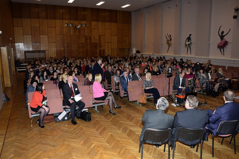 Īslīces kultūras namā bija pulcējušies pārstāvji no visiem Latvijas novadiem, ap 250 cilvēku.
Autors: Ivars Bogdanovs