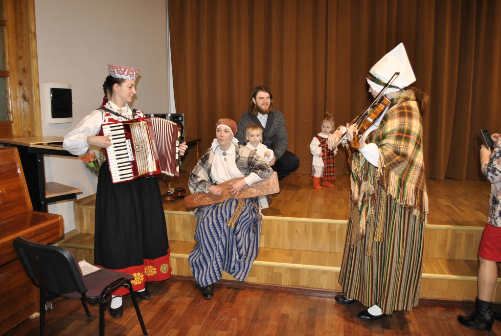 Dāmu kapelai muzicēt palīdzēja mazās tautumeitas.
Autors: Antra Ērgle