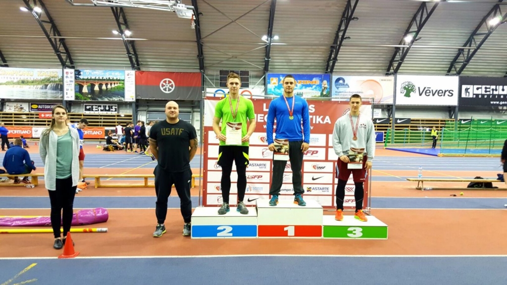 Lauris Kaufmanis (centrā) apbalvošans cermonijā februārī notikušajās sacensībās Kuldīgā.
Autors: Latvijas vieglatlētikas savienība