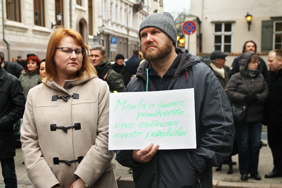 Nekustamā īpašuma nodoklis vienīgajam īpašumam ir jāatceļ, pārliecināti pie Saeimas rīkotās akcijas dalībnieki.
Autors: Uldis Varnevičs