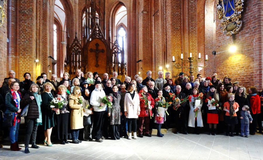 Ainavu autori izstādes atklāšanā Svētā Pētera baznīcā.
Autors: ANITA HOLMA