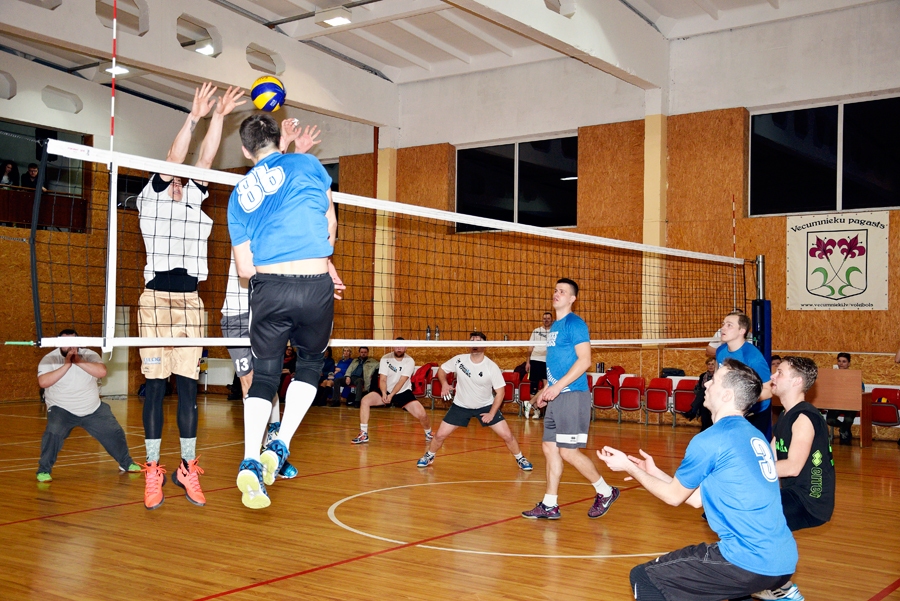 «Zeķes» (pa labi) cīņā par pirmo vietu «Husky Trucks» nespēja apturēt.
Autors: Ivars Bogdanovs