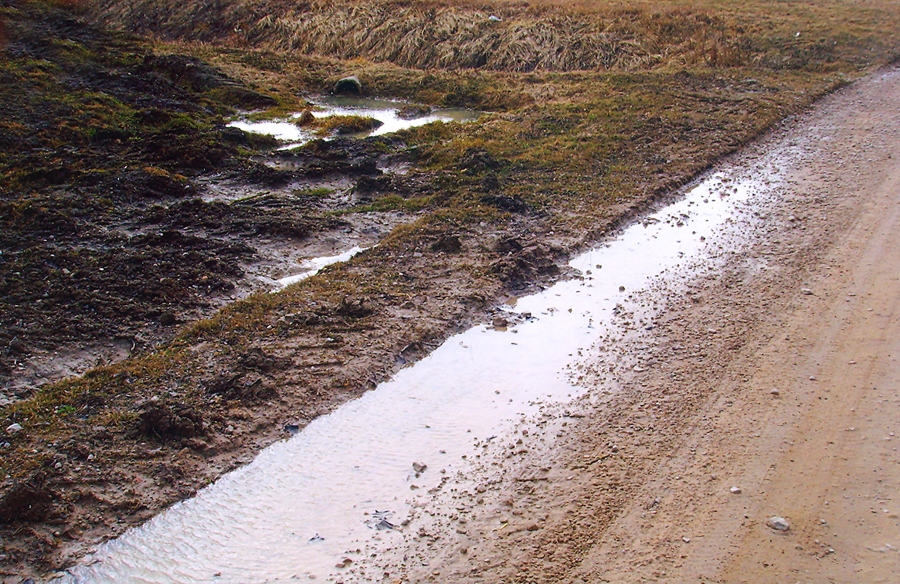 Nenovadītais ūdens ceļa malā neļauj brauktuvei nožūt.
Autors: no J. Giļa albuma