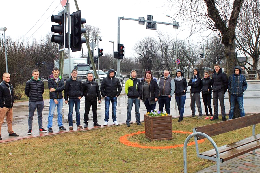 Iecavā aktīvisti neatrada tik dziļu bedri, kurā varētu iestādīt puķi, tāpēc ziedi iedēstīti puķupodā.
Autors: no «Audi Bauska» albuma.