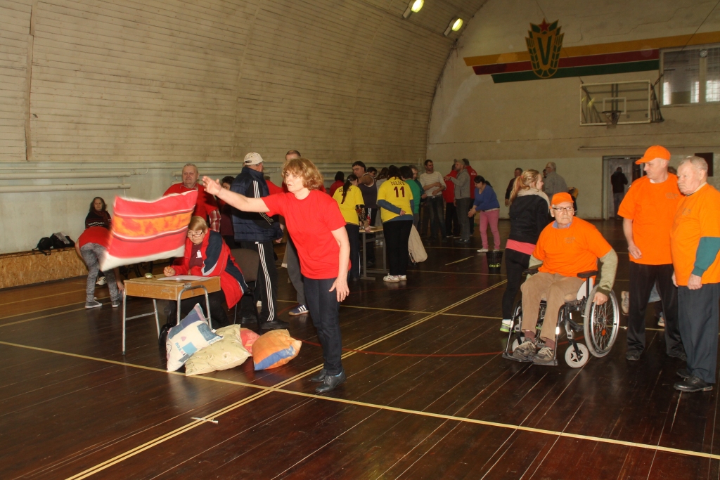 Viese no Radvilišķiem izmēģina roku spilvenu mešanā.
Autors: Uldis Varnevičs