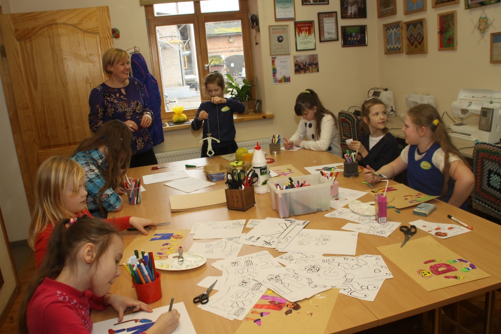 Bauskas bērnu un jauniešu centrā savas prasmes izmēģināja topošās leļļu meistares.
Autors: Uldis Varnevičs