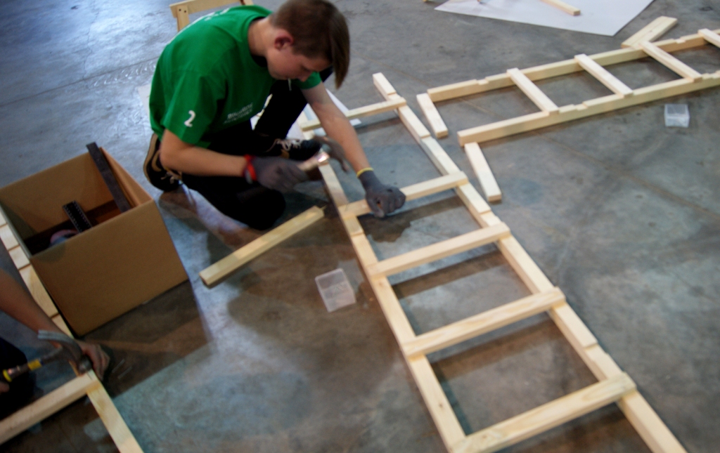 Viens no konkursa «Superpuika» fināla uzdevumiem bija izgatavot trepes. Riharda Sunteika ļoti rūpīgi veiktais darbs tika augstu novērtēts.
Autors: No albuma.